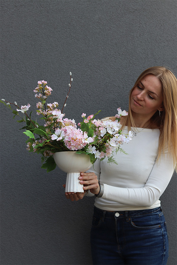 Pink Leori, wiosenna kompozycja w pucharze