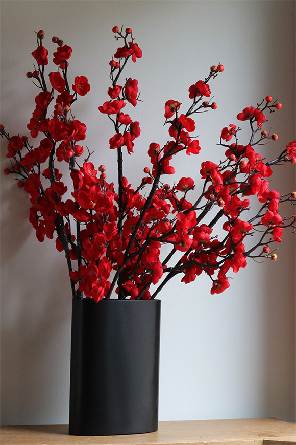 Czerwona Jabłonka, wiosenna kompozycja kwiatowa w wazonie