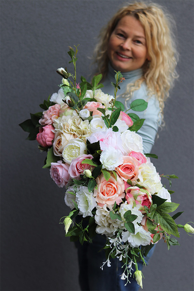 Pastella, kompozycja kwiatowa w srebrnej misie, wym.28x67cm