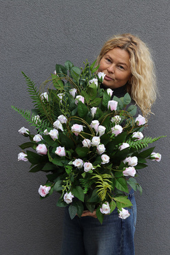 Różane Pink, nagrobny bukiet we wkładzie do wazonu, wys.60cm