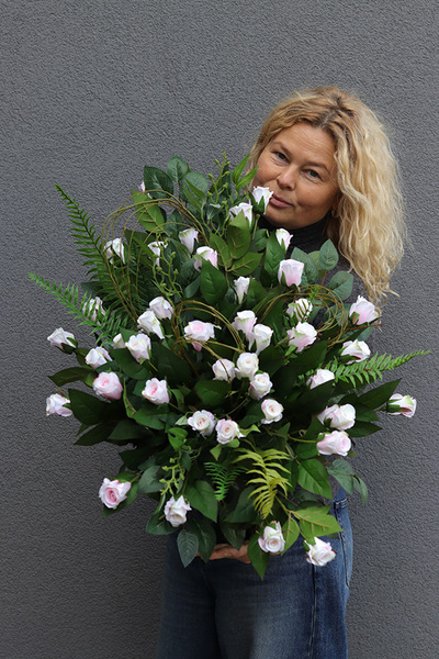 Różane Pink, nagrobny bukiet we wkładzie do wazonu