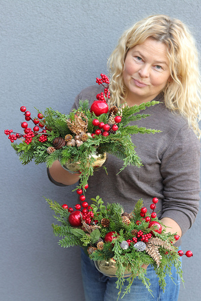 Red Classic Mini, świąteczny stroik w złotej misie