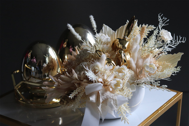 Betra Boho Gold, wielkanocna kompozycja w naczyniu