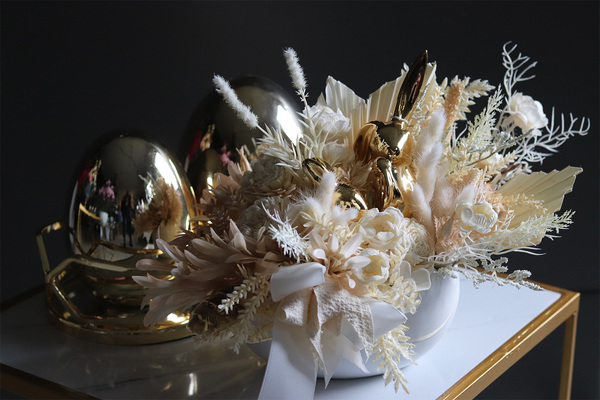 Betra Boho Gold, wielkanocna kompozycja w naczyniu