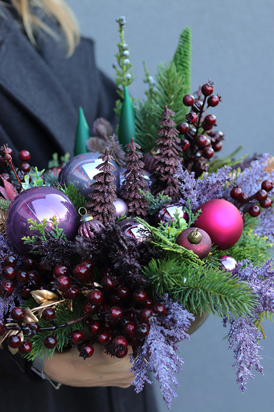 Royal Christmas, fioletowy stroik świąteczny w naczyniu