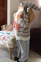 duża figurka / miękki stojący Mikołaj z nartami i szalikiem