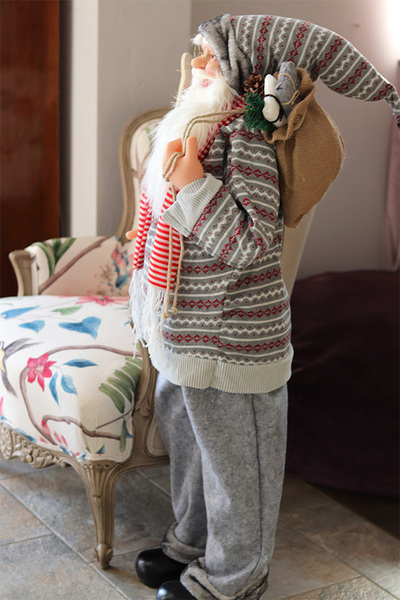 duża figurka / miękki stojący Mikołaj z nartami i szalikiem