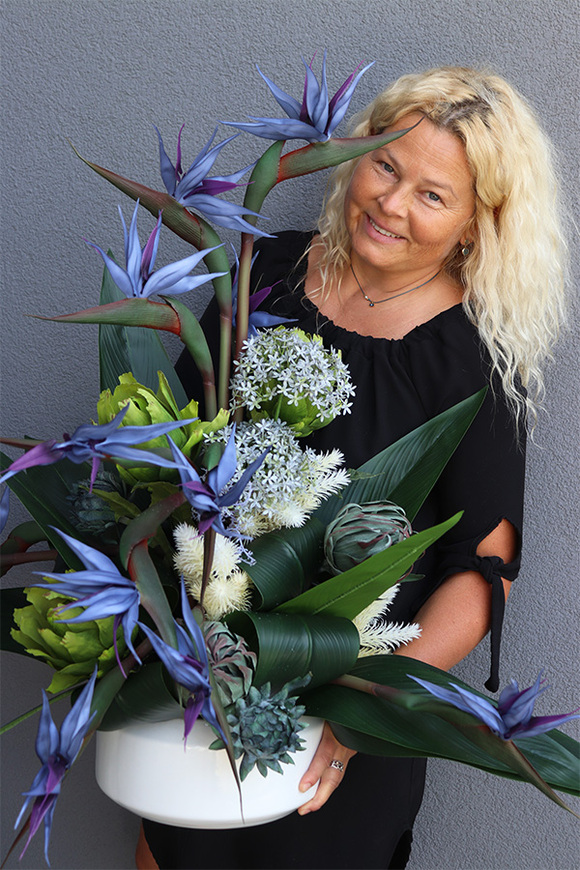 Niebieska Strelicja 2, egzotyczna kompozycja w donicy