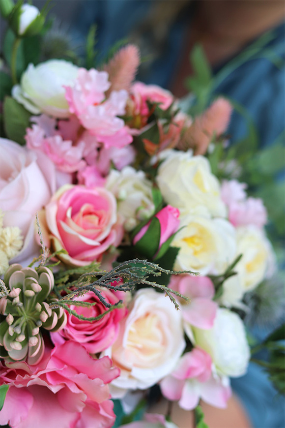 Regulia, kompozycja kwiatowa w turkusowej donicy, wys.38cm 