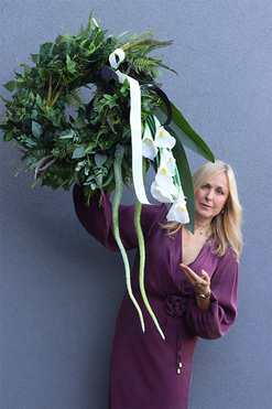 Kalla Elegance 3, wieniec nagrobny z kaliami, śr.60cm