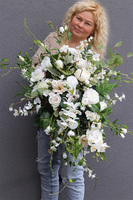 Biała Maria, kompozycja nagrobna w plastikowej osłonce