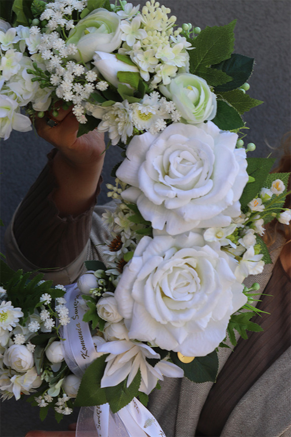 First Comunion, wianek komunijny z białych kwiatów