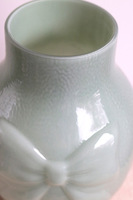 Kokarda Glassier, wazon szklany z kokardą