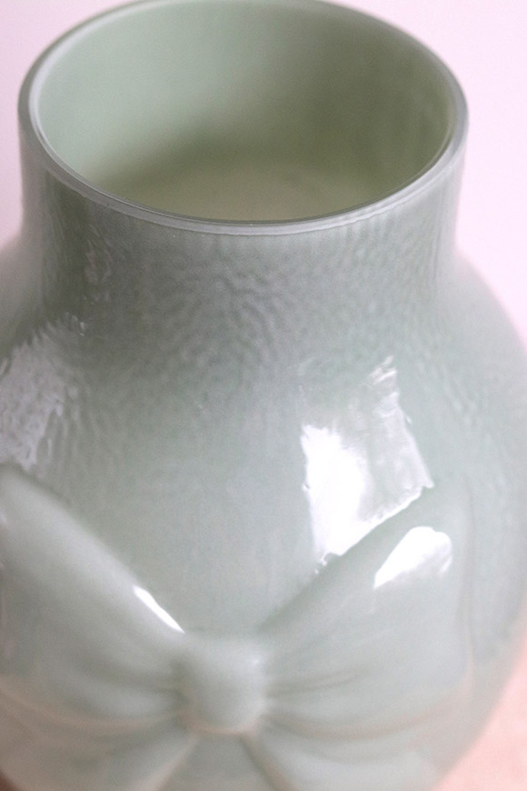 Kokarda Glassier, wazon szklany z kokardą