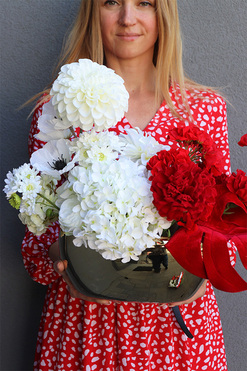 OD RĘKI Teraz Polska, kompozycja kwiatowa w donicy, wym.40x55x26cm