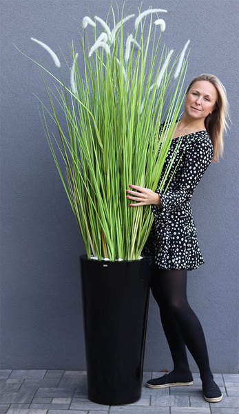 Grande Fiberglass Black Cottage, sztuczna trawa w donicy