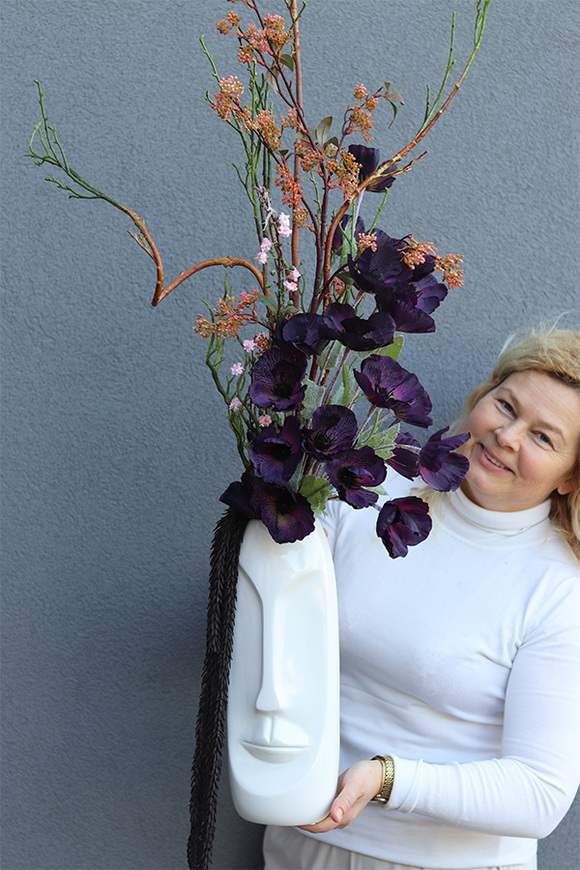Violet Moderno Head, kompozycja kwiatowa w wazonie