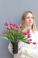  Magenta Tulips, nowoczesny bukiet nagrobny we wkładzie