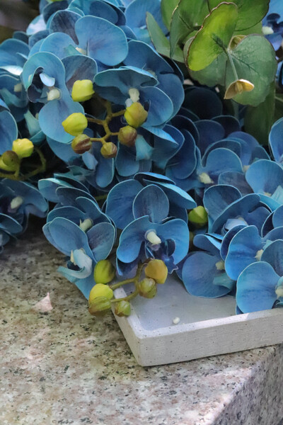 Dekoria Blue Orchid, kompozycja nagrobna na tacy