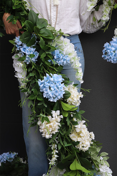 Belledia, girlanda z białymi i niebieskimi kwiatami