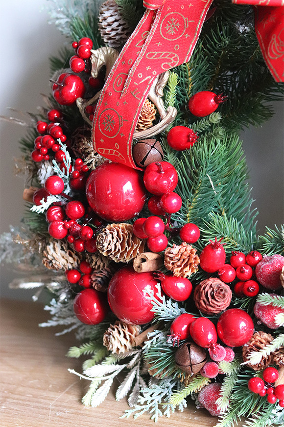 Red Time, świąteczny wianek na drzwi