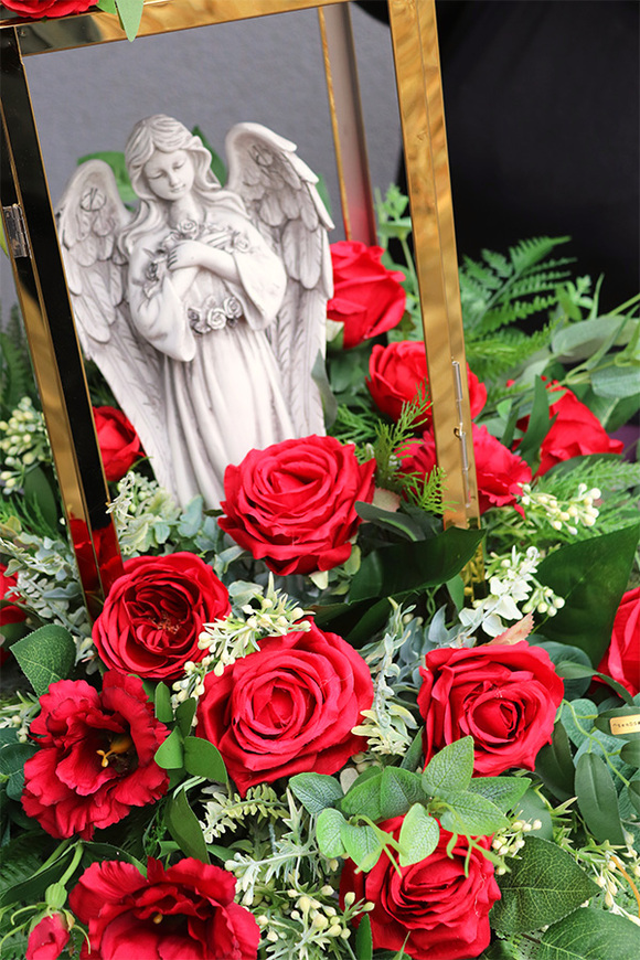 Angelo Garden Czerwień, kompozycja nagrobna ze złotym lampionem