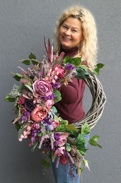 Liliowe 2, asymetryczny wianek do powieszenia, wym.40x63cm  