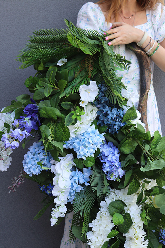 Belledia Premiosa 2, girlanda z białymi i niebieskimi kwiatami