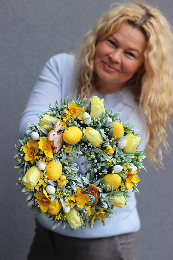Ballana, żółty wielkanocny wianek na drzwi