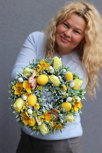 Ballana, żółty wielkanocny wianek na drzwi