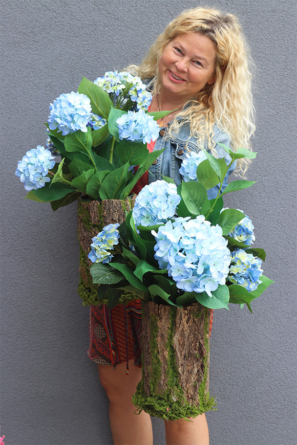 Blue Hortensja w Mchu, kompozycja kwiatowa w pniu