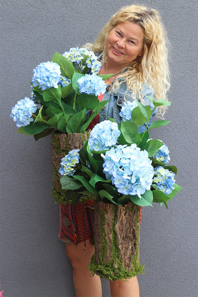 Blue Hortensja w Mchu, kompozycja kwiatowa w pniu