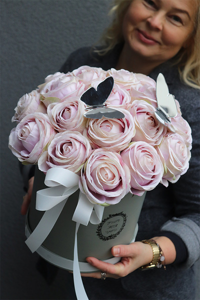 Lustrzane Motyle, różany flowerbox w szarym pudełku