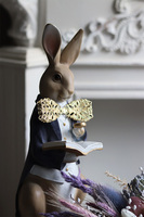 Easter Gentleman B, figurka zajączek z książką