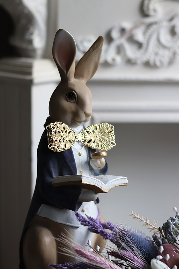 Easter Gentleman B, figurka zajączek z książką