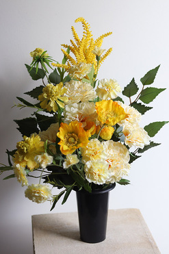 Yellow New Design, nowoczesny bukiet nagrobny we wkładzie, dł.55cm
