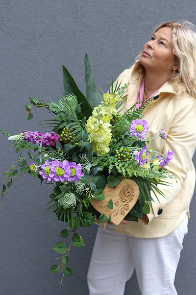 Serce Anioła, dekoracja nagrobna na drewnianej podstawie, wym.44x60x53cm