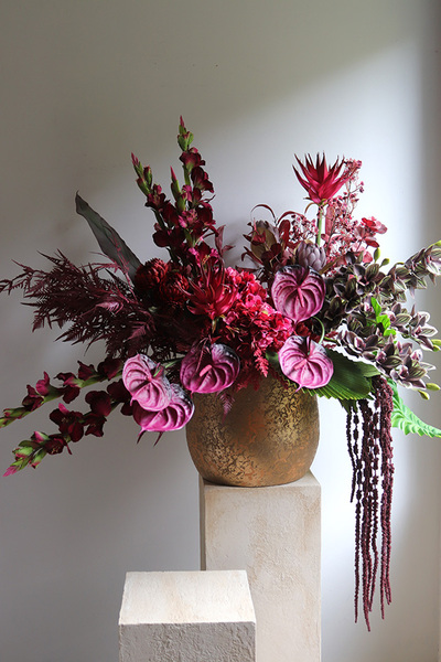 Ritual Big A, nowoczesna kompozycja kwiatowa, wym.95x128x70cm