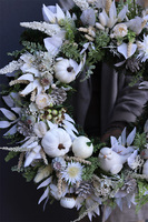 Decolove, jesienny wianek z białymi dyniami