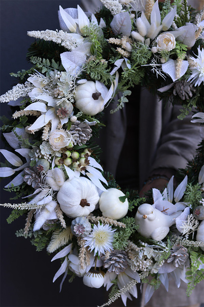 Decolove, jesienny wianek z białymi dyniami