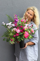 bukiet nagrobny w kolorze fuksji