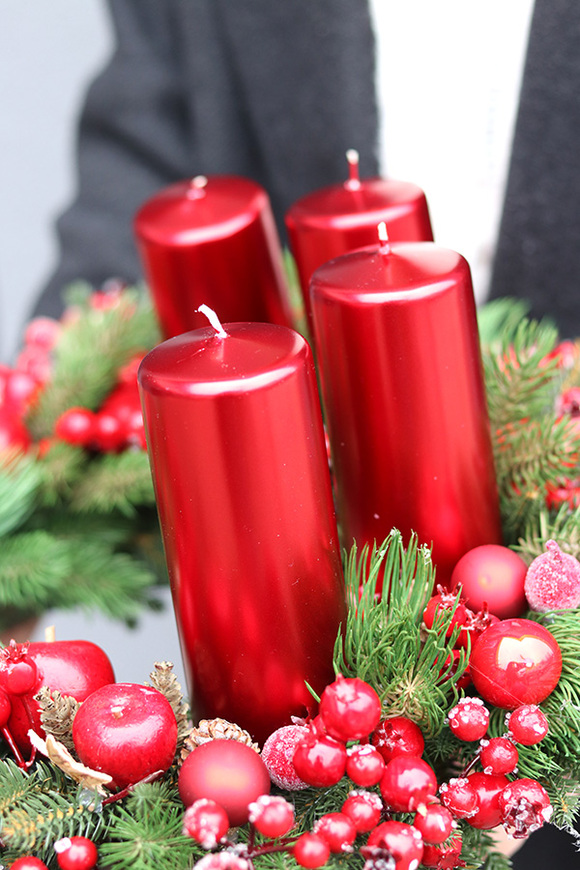 Czerwony Dar, adwentowy wianek stroik z czterema świecami