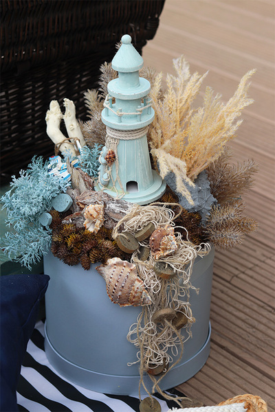 Morskie Opowieści, flowerbox marynistyczny z latarnią morską