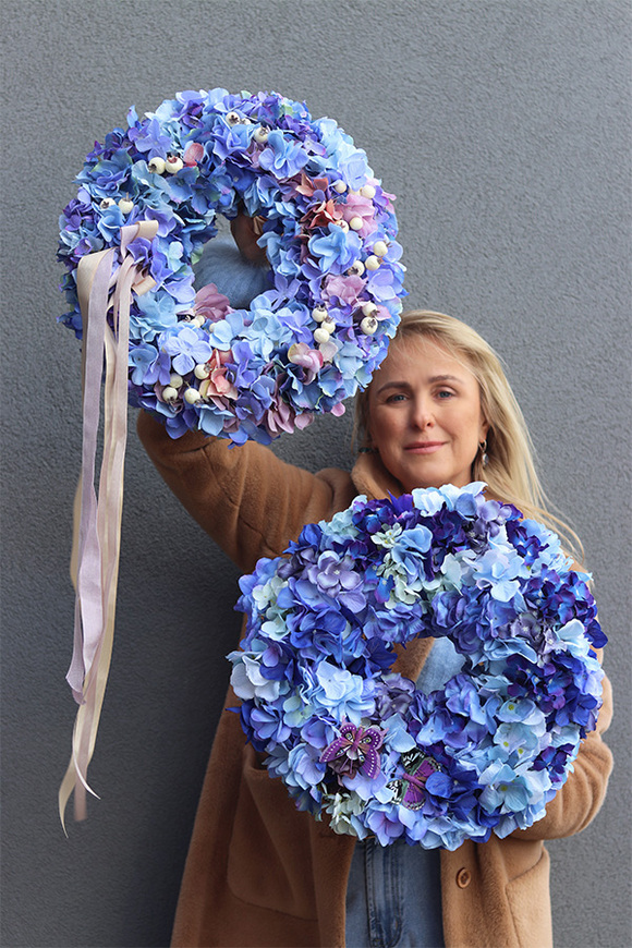 Blue Butterfly, wianek z hortensji na drzwi