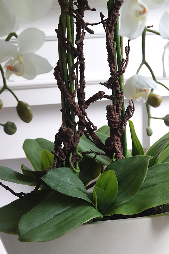 sztuczny storczyk w wąskiej donicy