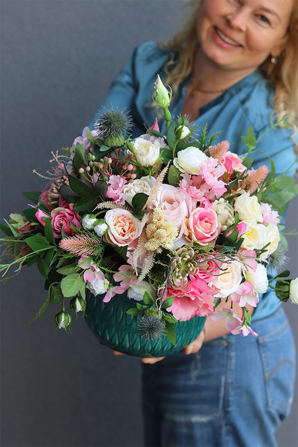 Regulia, kompozycja kwiatowa w turkusowej donicy, wys.38cm 