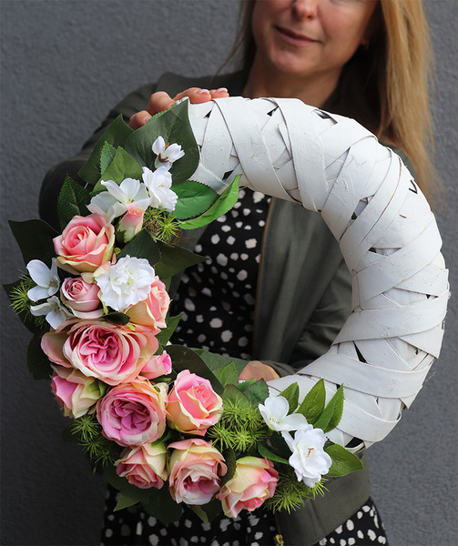 Fedrita, asymetryczny wianek z różami, śr.38cm 