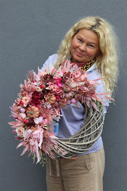 Różowa Poezja 3, asymetryczny jesienny wianek z dyniami, rozp.44cm 