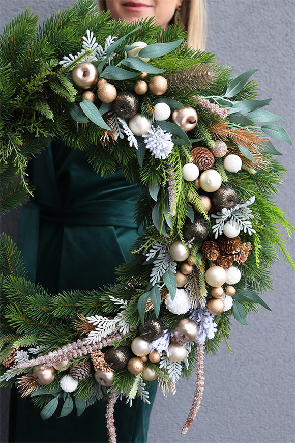 Geolina Gold, asymetryczny wianek świąteczny