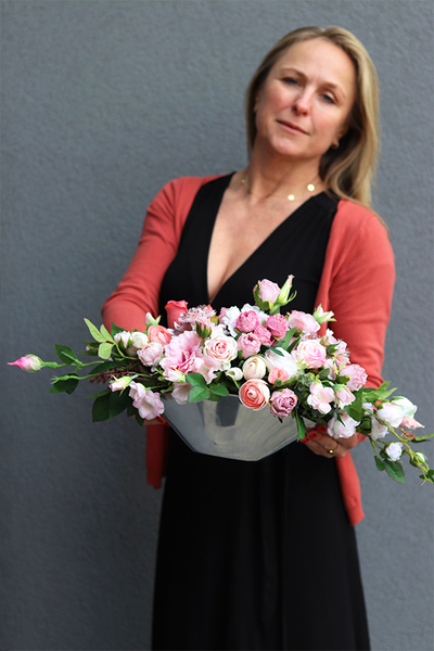 Pink Lady Alladino, kompozycja kwiatowa w lustrzanej misie